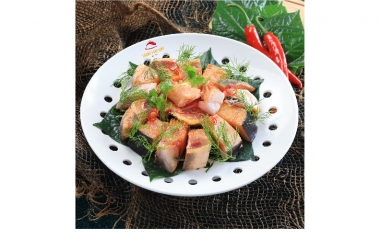 ĐẦU CÁ HÔ TIẾN VUA HẤP LÁ LỐT (1/4 ĐẦU CÁ)